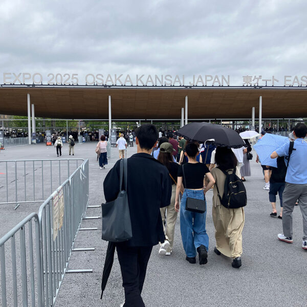 大阪万国博覧会 「非接触で血圧測定システム展示」
